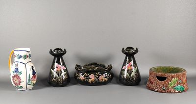 cinq vases et un bol disposés les uns à côté des autres