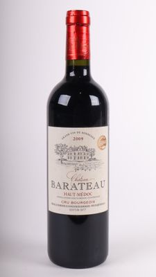 une bouteille de vin rouge posée sur une table blanche