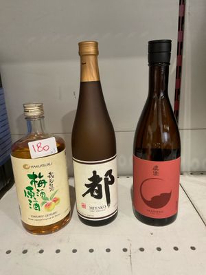 trois bouteilles de vin posées les unes à côté des autres sur un comptoir