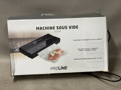 Le boîtier d'une machine à sous est ouvert sur la table.
