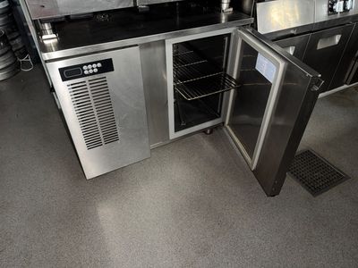 un petit réfrigérateur dont la porte est ouverte dans une cuisine