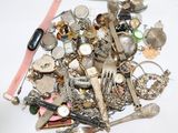un tas d'objets en argent et en autres métaux, de toutes sortes, posés sur une table
