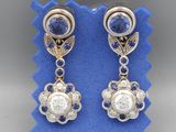 une photo d'une paire de boucles d'oreilles en saphir et diamant