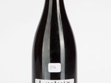 une bouteille de vin posée sur une table