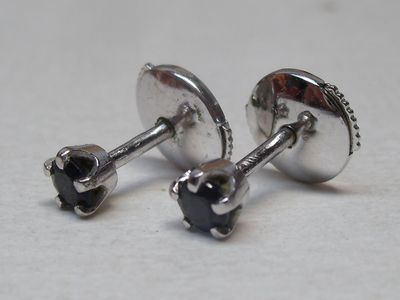 Paire de boutons d’oreilles en or blanc 18K, sertis de 2 sap…