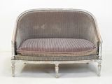 un canapé sur lequel est posé un coussin rayé, dans une pièce