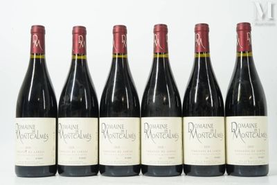 six bouteilles de vin sont alignées sur une surface blanche