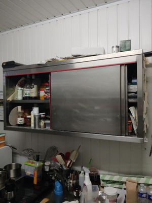 une cuisine équipée d'un meuble en acier inoxydable et d'une cuisinière