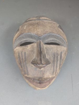un masque en bois exposé sur une table