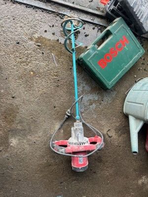 un grand nombre d'outils posés sur le sol