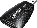 Gros plan sur une clé USB branchée à un périphérique externe