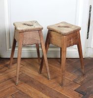 PAIRE DE TABOURETS en chêne mouluré et sculpté à piétement q…