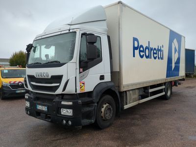 une photo d'un camion de livraison garé sur un parking