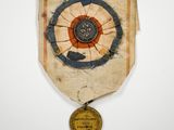 une vieille médaille ornée d'un médaillon, posée sur un fond blanc