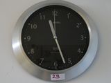 une horloge accrochée au mur sur laquelle est collé un autocollant