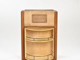 une photo d'une armoire en bois avec une étagère en verre