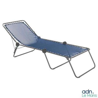 La chaise longue est bleue et possède une structure en métal recouverte d'un revêtement bleu.