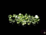 un tas de diamants verts sur une surface noire