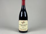 la bouteille de vin rouge est posée sur la table
