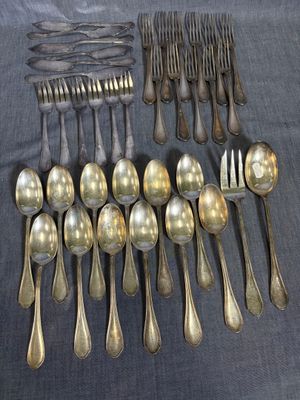 beaucoup de cuillères et de fourchettes en argent sur une table