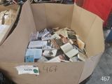 une boîte en carton remplie de livres et d'autres objets