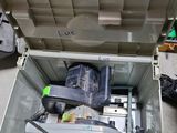 une boîte à outils avec des outils à l'intérieur sur le sol