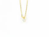 un collier en or jaune orné d'un pendentif en diamant monté sur une chaîne