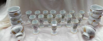 un grand nombre de tasses et de soucoupes sur une table