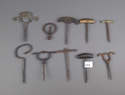 une grande variété de tire-bouchons et d'ouvre-bouteilles exposés