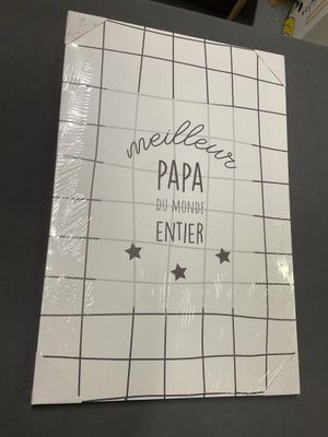 une photo d'un panneau posé sur une table sur lequel on peut lire « mellow's papa de monde enter »