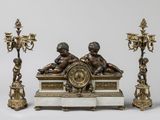 une image représentant une horloge sur laquelle figurent deux chérensils et une autre horloge