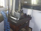 une machine posée sur une table dans une pièce
