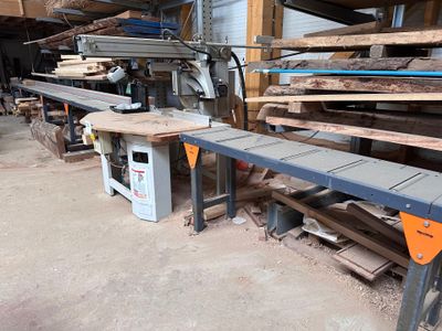 Dans un atelier, plusieurs morceaux de bois sont empilés les uns sur les autres