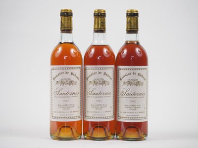 trois bouteilles de vin posées les unes à côté des autres sur une surface blanche