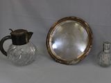 un plateau en argent avec un miroir et deux vases en verre