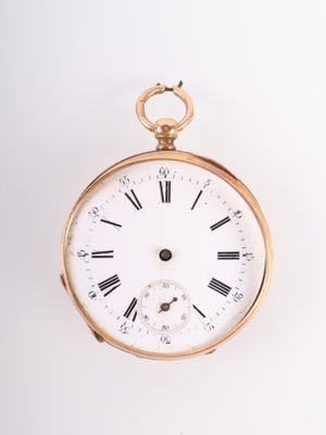 une montre de poche en or avec des chiffres romains sur le cadran
