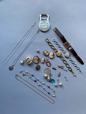 beaucoup de bijoux posés sur la table