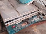 une machine posée sur une table