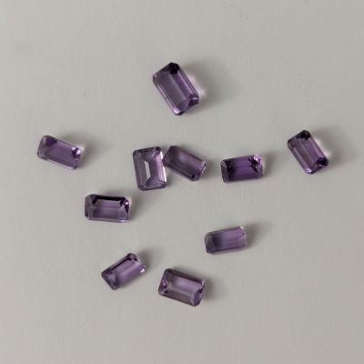perles d'améthorate violettes sur un fond blanc