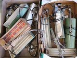 une boîte pleine d'objets assortis qui se trouvent dans la boîte