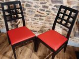 deux chaises placées l'une à côté de l'autre sur un plancher en bois