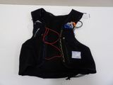 un gilet noir auquel sont fixés des fils rouges et bleus