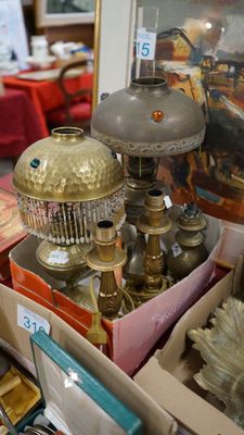Trois lampes à pétrole en laiton doré dont deux avec abats j…