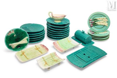 plusieurs assiettes et bols posés sur une table