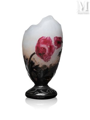un vase blanc orné d'une fleur rose