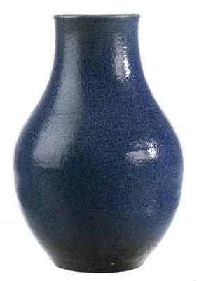 un vase bleu posé sur une table