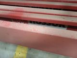 un gros plan sur un banc rouge dans un parking