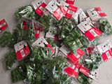 un tas de légumes verts posés sur une table