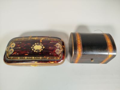 une petite boîte avec un couvercle et une boîte plus petite avec un couvercle