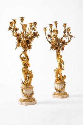 paire de candélabres dorés ornés de personnages et de fleurs, sur des socles en marbre